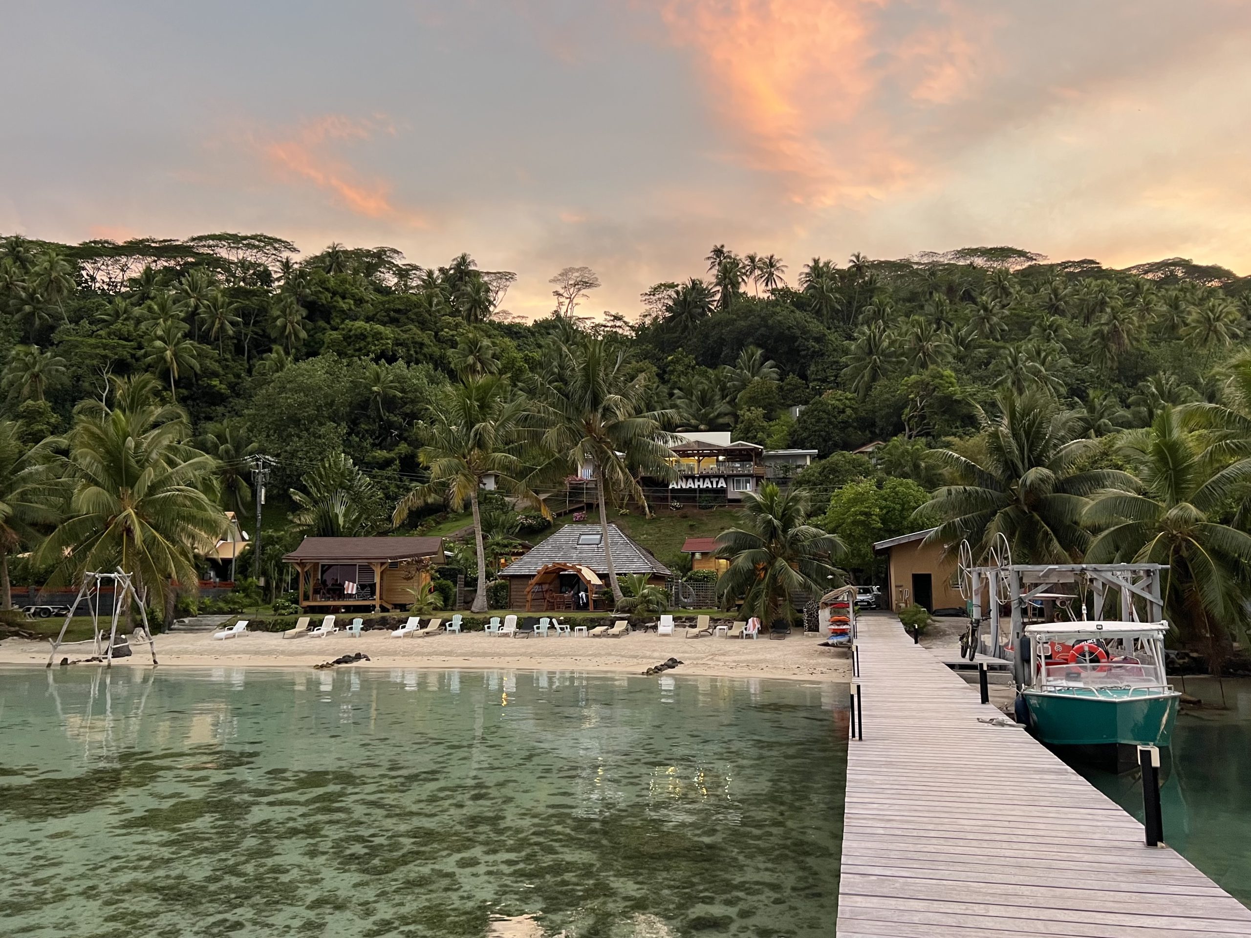 pension anahata vue du ponton au coucher de soleil
