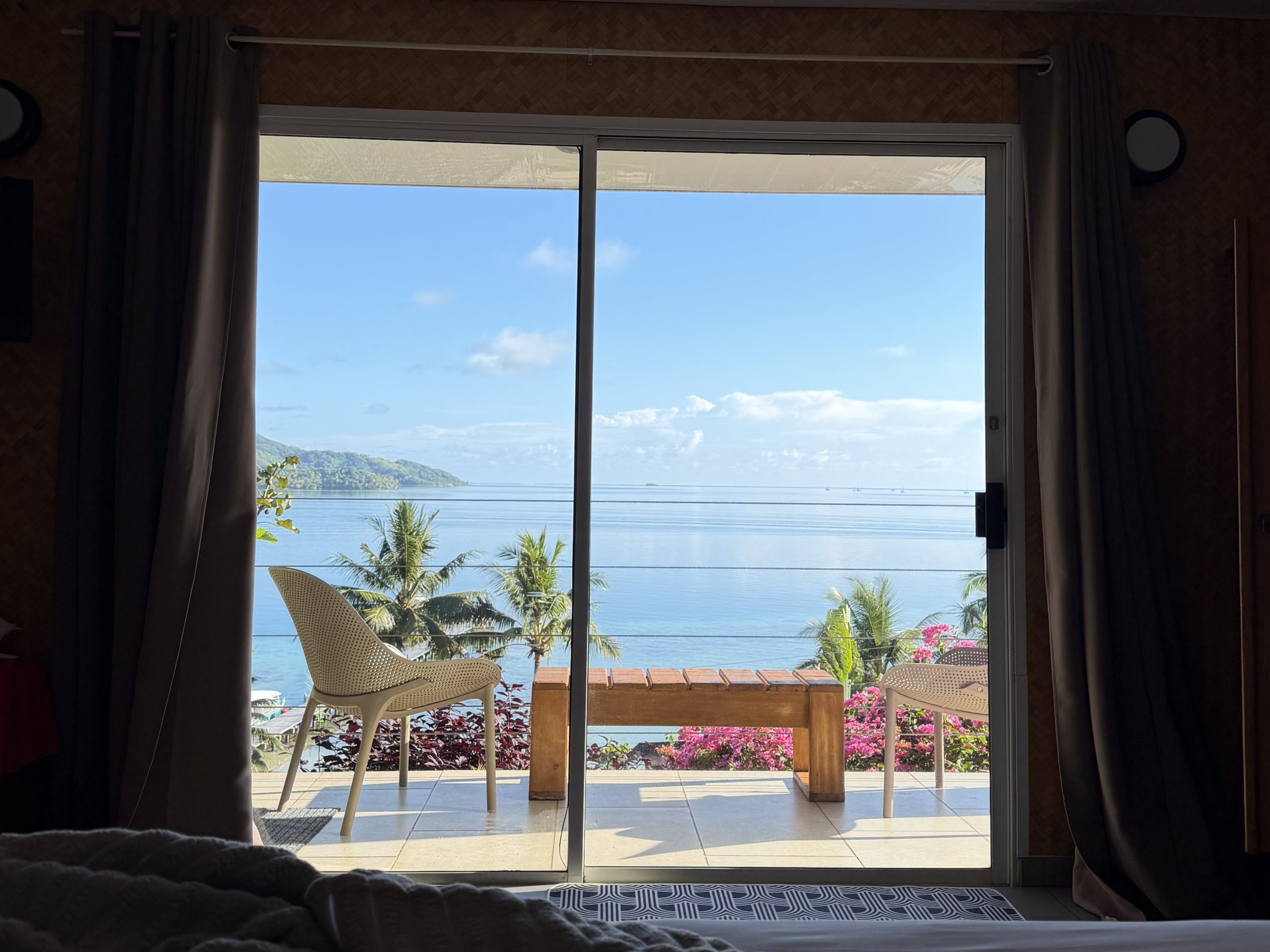 panorama de rêve sur la baie depuis le bungalow Vaitoare