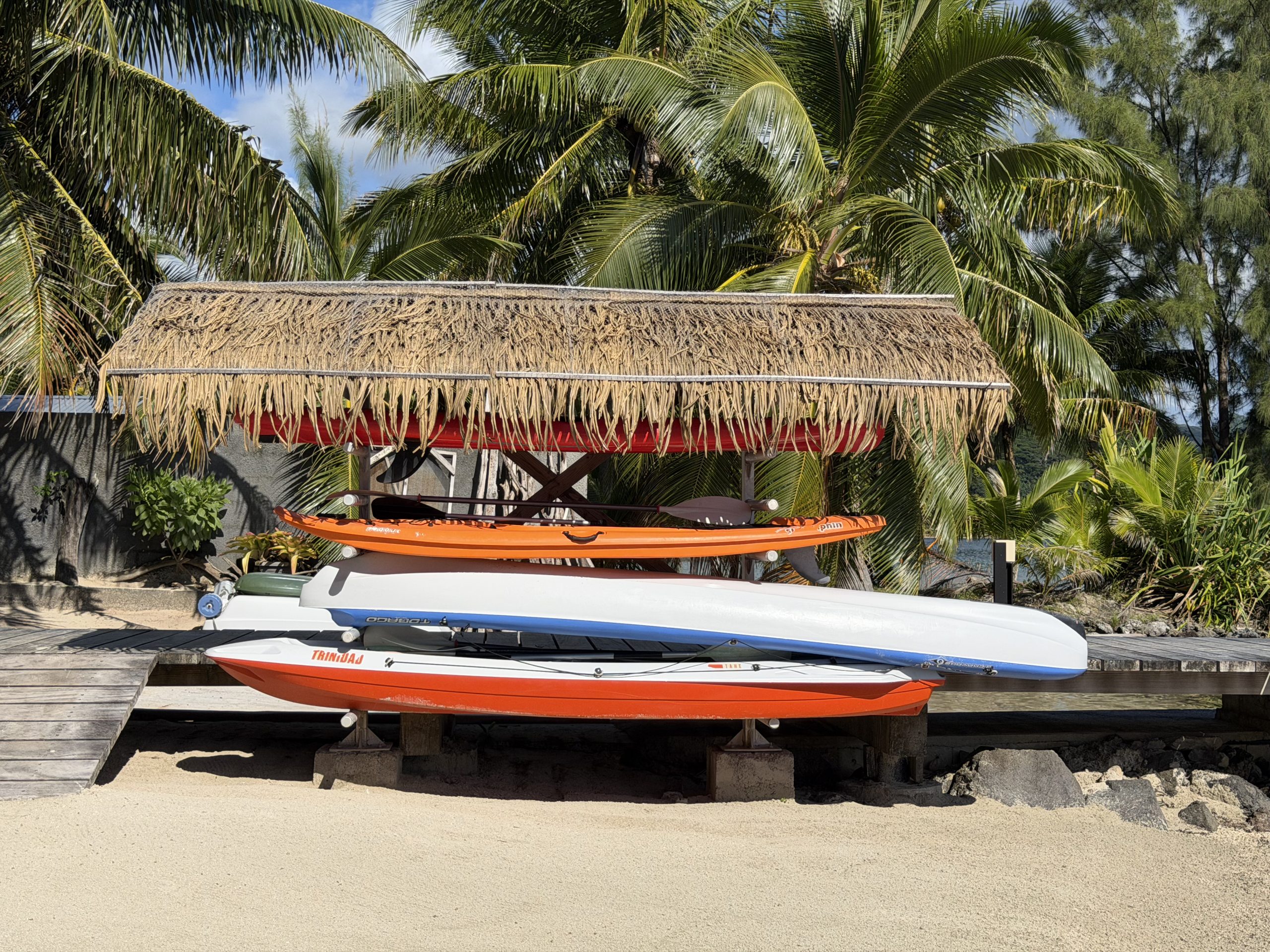 kayaks et paddles de la pension anahata sur la plage